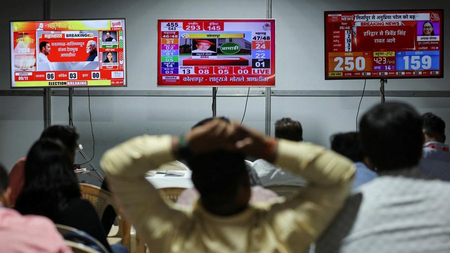 People watch election results outside a vote counting centre in Mumbai, India, June 4, 2024. REUTERS/Francis Mascarenhas