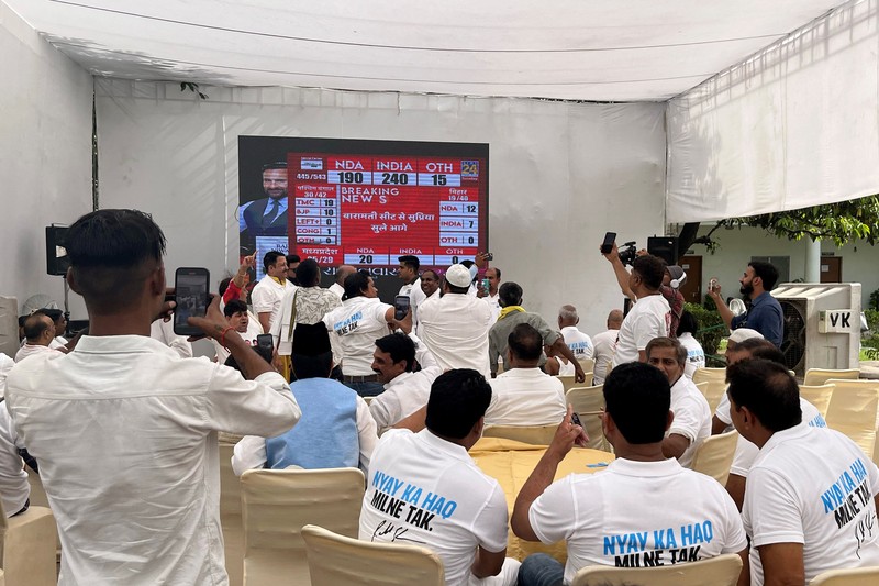 People watch election results outside a vote counting centre in Mumbai, India, June 4, 2024. REUTERS/Francis Mascarenhas