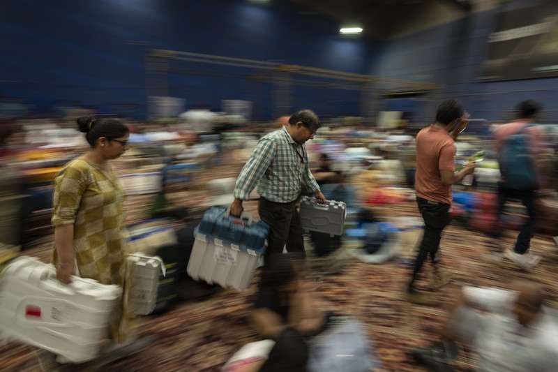 INDIA-ELECTION/ People watch election results outside a vote counting centre in Mumbai, India, June 4, 2024. REUTERS/Francis Mascarenhas