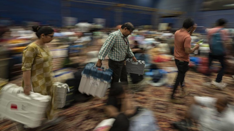 People watch election results outside a vote counting centre in Mumbai, India, June 4, 2024. REUTERS/Francis Mascarenhas