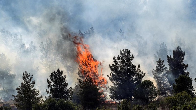 Smoke and fire covers the area following rocket attacks from Lebanon, amid ongoing cross-border hostilities between Hezbollah and Israeli forces, near Kiryat Shmona, Israel, close to its border with Lebanon, June 3, 2024. REUTERS/Ayal Margolin ISRAEL OUT. NO COMMERCIAL OR EDITORIAL SALES IN ISRAEL