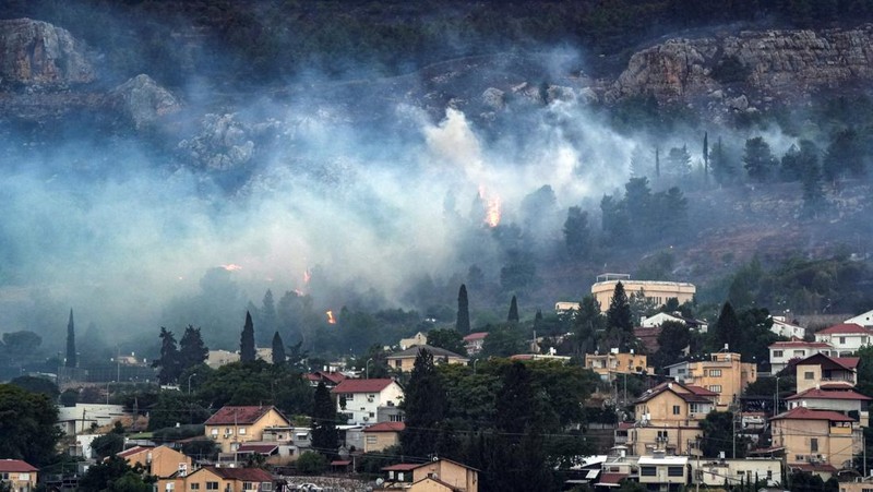 Smoke and fire covers the area following rocket attacks from Lebanon, amid ongoing cross-border hostilities between Hezbollah and Israeli forces, near Kiryat Shmona, Israel, close to its border with Lebanon, June 3, 2024. REUTERS/Ayal Margolin ISRAEL OUT. NO COMMERCIAL OR EDITORIAL SALES IN ISRAEL