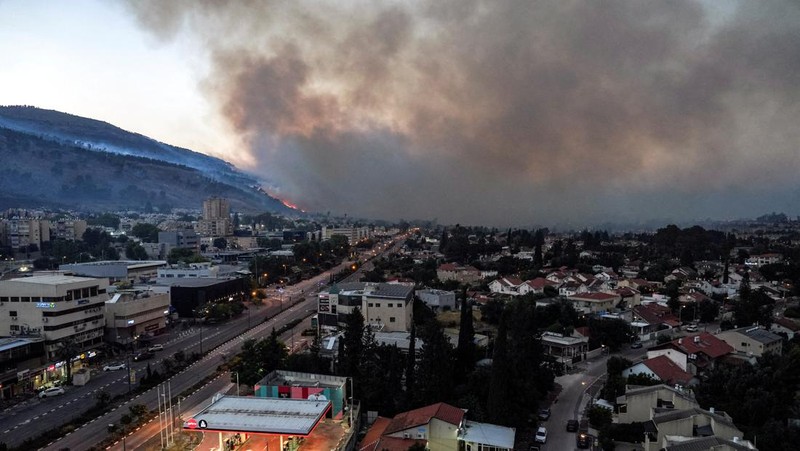 Smoke and fire covers the area following rocket attacks from Lebanon, amid ongoing cross-border hostilities between Hezbollah and Israeli forces, near Kiryat Shmona, Israel, close to its border with Lebanon, June 3, 2024. REUTERS/Ayal Margolin ISRAEL OUT. NO COMMERCIAL OR EDITORIAL SALES IN ISRAEL