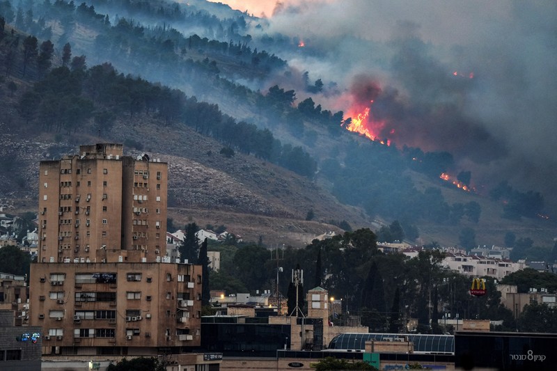 ISRAEL-PALESTINIANS/LEBANON Smoke and fire covers the area following rocket attacks from Lebanon, amid ongoing cross-border hostilities between Hezbollah and Israeli forces, near Kiryat Shmona, Israel, close to its border with Lebanon, June 3, 2024. REUTERS/Ayal Margolin ISRAEL OUT. NO COMMERCIAL OR EDITORIAL SALES IN ISRAEL