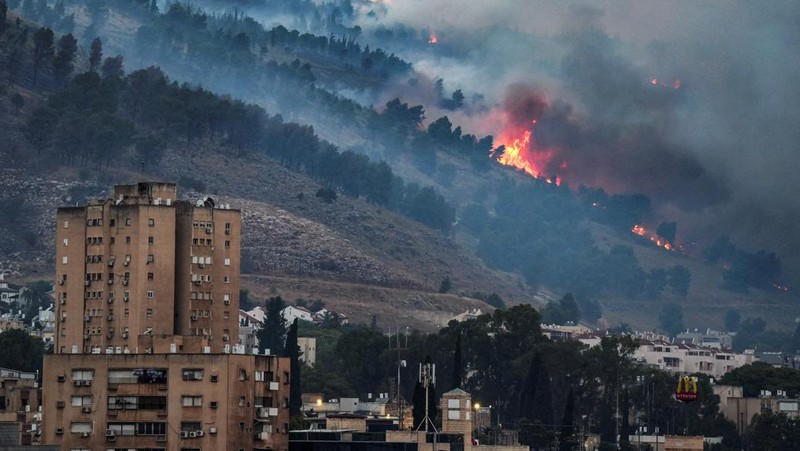Smoke and fire covers the area following rocket attacks from Lebanon, amid ongoing cross-border hostilities between Hezbollah and Israeli forces, near Kiryat Shmona, Israel, close to its border with Lebanon, June 3, 2024. REUTERS/Ayal Margolin ISRAEL OUT. NO COMMERCIAL OR EDITORIAL SALES IN ISRAEL