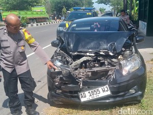 Brak! Mobil Seruduk Motor Roda Tiga di Jalan Jogja-Solo Klaten