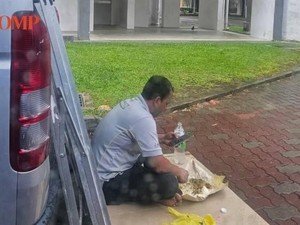 Pria Ini Terpaksa Makan di Pinggir Jalan, Alasannya Bikin Iba!