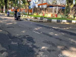 Hati-hati, Lubang di Jalan Bangka Bandung Bahayakan Pengendara