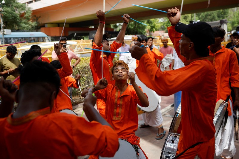 Pendukung Partai Bharatiya Janata (BJP) menari di kantor partai saat penghitungan suara pemilu nasional India, di Guwahati, India, Selasa, 4 Juni 2024. Partai nasionalis Hindu pimpinan Perdana Menteri Narendra Modi menunjukkan keunggulan yang bagus pada hari Selasa, menurut angka awal yang dilaporkan oleh Komisi Pemilihan Umum India, namun menghadapi tantangan yang lebih kuat dari pihak oposisi daripada yang diperkirakan. (AP Photo/Anupam Nath)