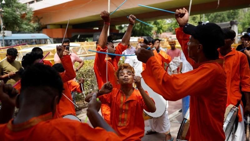 Pendukung Partai Bharatiya Janata (BJP) menari di kantor partai saat penghitungan suara pemilu nasional India, di Guwahati, India, Selasa, 4 Juni 2024. Partai nasionalis Hindu pimpinan Perdana Menteri Narendra Modi menunjukkan keunggulan yang bagus pada hari Selasa, menurut angka awal yang dilaporkan oleh Komisi Pemilihan Umum India, namun menghadapi tantangan yang lebih kuat dari pihak oposisi daripada yang diperkirakan. (AP Photo/Anupam Nath)