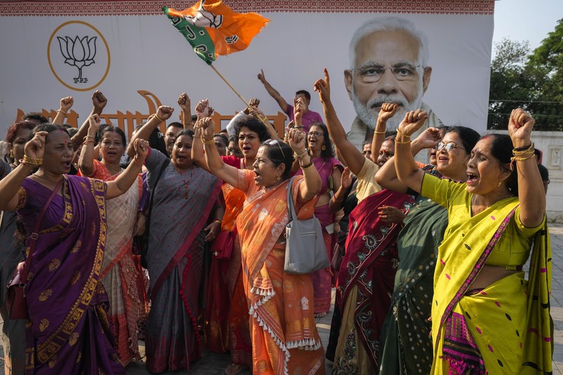 Pendukung Partai Bharatiya Janata (BJP) menari di kantor partai saat penghitungan suara pemilu nasional India, di Guwahati, India, Selasa, 4 Juni 2024. Pendukung Partai Bharatiya Janata (BJP) menari di kantor partai saat penghitungan suara pemilu nasional India, di Guwahati, India, Selasa, 4 Juni 2024. Partai nasionalis Hindu pimpinan Perdana Menteri Narendra Modi menunjukkan keunggulan yang bagus pada hari Selasa, menurut angka awal yang dilaporkan oleh Komisi Pemilihan Umum India, namun menghadapi tantangan yang lebih kuat dari pihak oposisi daripada yang diperkirakan. (AP Photo/Anupam Nath)