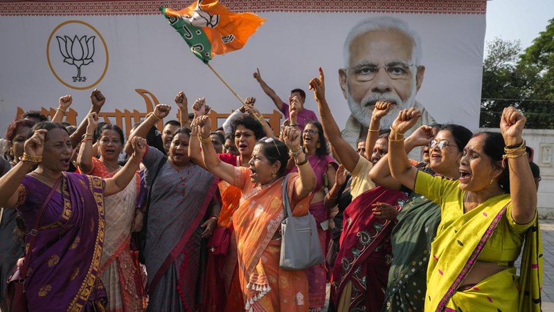 Pendukung Partai Bharatiya Janata (BJP) menari di kantor partai saat penghitungan suara pemilu nasional India, di Guwahati, India, Selasa, 4 Juni 2024. Partai nasionalis Hindu pimpinan Perdana Menteri Narendra Modi menunjukkan keunggulan yang bagus pada hari Selasa, menurut angka awal yang dilaporkan oleh Komisi Pemilihan Umum India, namun menghadapi tantangan yang lebih kuat dari pihak oposisi daripada yang diperkirakan. (AP Photo/Anupam Nath)