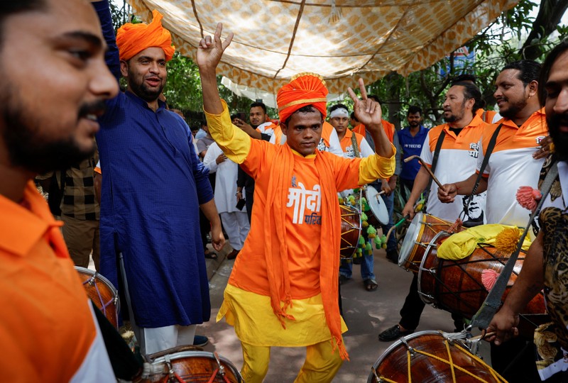 Pendukung Partai Bharatiya Janata (BJP) menari di kantor partai saat penghitungan suara pemilu nasional India, di Guwahati, India, Selasa, 4 Juni 2024. Partai nasionalis Hindu pimpinan Perdana Menteri Narendra Modi menunjukkan keunggulan yang bagus pada hari Selasa, menurut angka awal yang dilaporkan oleh Komisi Pemilihan Umum India, namun menghadapi tantangan yang lebih kuat dari pihak oposisi daripada yang diperkirakan. (AP Photo/Anupam Nath)