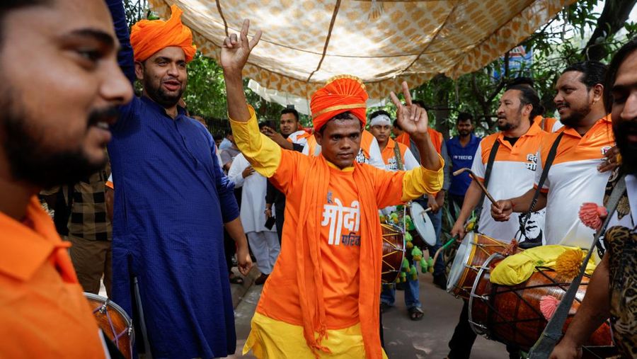Pendukung Partai Bharatiya Janata (BJP) menari di kantor partai saat penghitungan suara pemilu nasional India, di Guwahati, India, Selasa, 4 Juni 2024. Partai nasionalis Hindu pimpinan Perdana Menteri Narendra Modi menunjukkan keunggulan yang bagus pada hari Selasa, menurut angka awal yang dilaporkan oleh Komisi Pemilihan Umum India, namun menghadapi tantangan yang lebih kuat dari pihak oposisi daripada yang diperkirakan. (AP Photo/Anupam Nath)