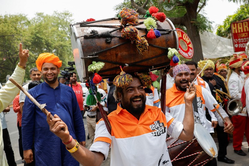 Pendukung Partai Bharatiya Janata (BJP) menari di kantor partai saat penghitungan suara pemilu nasional India, di Guwahati, India, Selasa, 4 Juni 2024. Partai nasionalis Hindu pimpinan Perdana Menteri Narendra Modi menunjukkan keunggulan yang bagus pada hari Selasa, menurut angka awal yang dilaporkan oleh Komisi Pemilihan Umum India, namun menghadapi tantangan yang lebih kuat dari pihak oposisi daripada yang diperkirakan. (AP Photo/Anupam Nath)