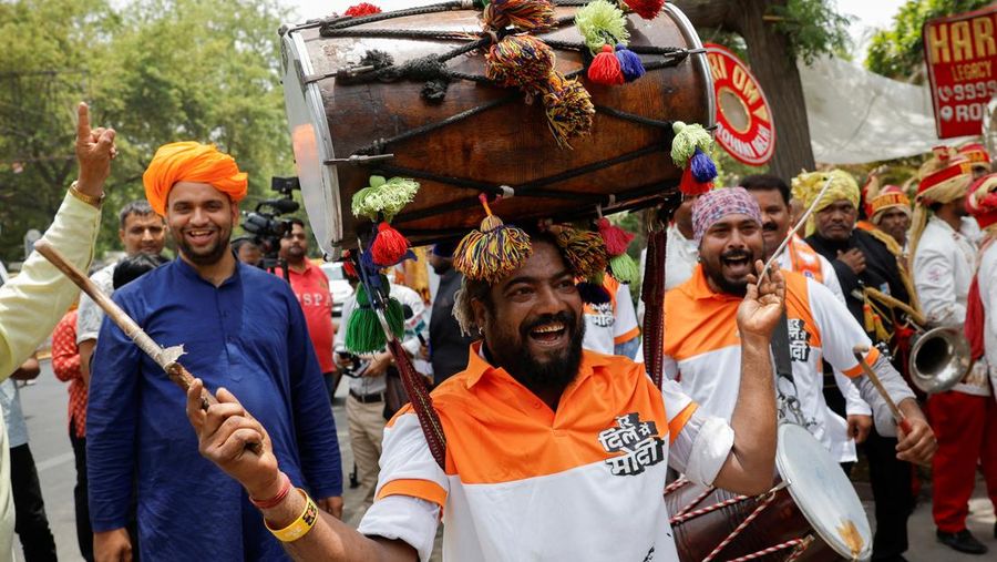 Pendukung Partai Bharatiya Janata (BJP) menari di kantor partai saat penghitungan suara pemilu nasional India, di Guwahati, India, Selasa, 4 Juni 2024. Partai nasionalis Hindu pimpinan Perdana Menteri Narendra Modi menunjukkan keunggulan yang bagus pada hari Selasa, menurut angka awal yang dilaporkan oleh Komisi Pemilihan Umum India, namun menghadapi tantangan yang lebih kuat dari pihak oposisi daripada yang diperkirakan. (AP Photo/Anupam Nath)