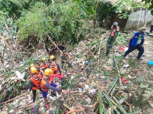 Pencarian Bocah 4 Tahun Terseret Arus Sungai Mesat Terhambat Bambu-Sampah