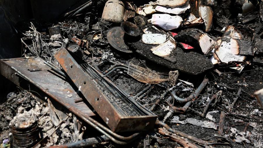 Puing-puing terletak di taman sebuah rumah yang terkena serangan roket dari Lebanon, di tengah permusuhan lintas batas yang sedang berlangsung antara Hizbullah dan pasukan Israel, di Kiryat Shmona, Israel utara, 4 Juni 2024. (REUTERS/Ammar Awad)
