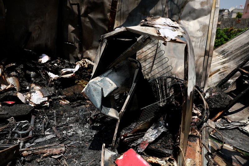 Puing-puing terletak di taman sebuah rumah yang terkena serangan roket dari Lebanon, di tengah permusuhan lintas batas yang sedang berlangsung antara Hizbullah dan pasukan Israel, di Kiryat Shmona, Israel utara, 4 Juni 2024. (REUTERS/Ammar Awad)
