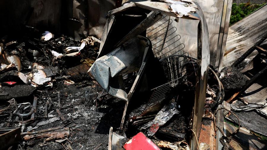 Puing-puing terletak di taman sebuah rumah yang terkena serangan roket dari Lebanon, di tengah permusuhan lintas batas yang sedang berlangsung antara Hizbullah dan pasukan Israel, di Kiryat Shmona, Israel utara, 4 Juni 2024. (REUTERS/Ammar Awad)