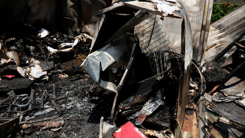 Puing-puing terletak di taman sebuah rumah yang terkena serangan roket dari Lebanon, di tengah permusuhan lintas batas yang sedang berlangsung antara Hizbullah dan pasukan Israel, di Kiryat Shmona, Israel utara, 4 Juni 2024. (REUTERS/Ammar Awad)