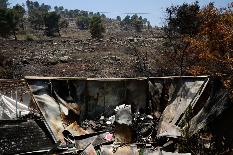 Puing-puing terletak di taman sebuah rumah yang terkena serangan roket dari Lebanon, di tengah permusuhan lintas batas yang sedang berlangsung antara Hizbullah dan pasukan Israel, di Kiryat Shmona, Israel utara, 4 Juni 2024. Puing-puing terletak di taman sebuah rumah yang terkena serangan roket dari Lebanon, di tengah permusuhan lintas batas yang sedang berlangsung antara Hizbullah dan pasukan Israel, di Kiryat Shmona, Israel utara, 4 Juni 2024. (REUTERS/Ammar Awad)