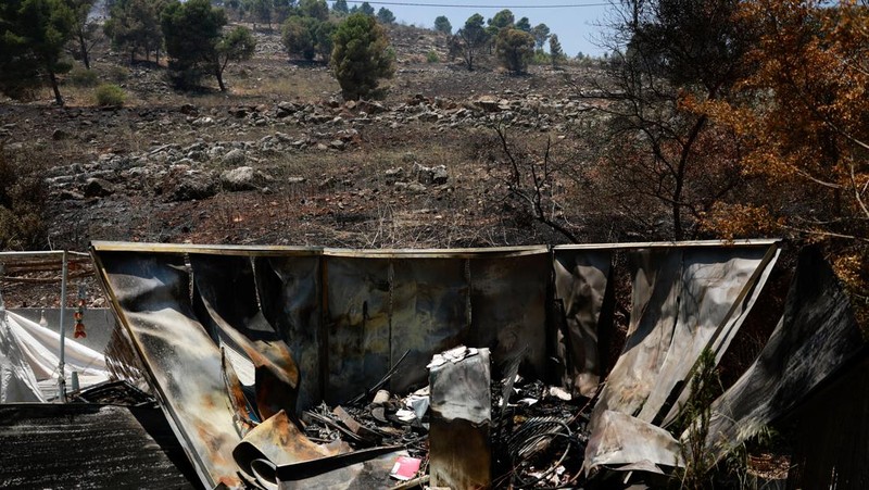 Puing-puing terletak di taman sebuah rumah yang terkena serangan roket dari Lebanon, di tengah permusuhan lintas batas yang sedang berlangsung antara Hizbullah dan pasukan Israel, di Kiryat Shmona, Israel utara, 4 Juni 2024. (REUTERS/Ammar Awad)