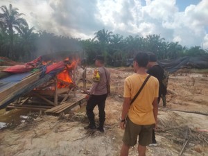 Lagi, 6 Rakit Dompeng Tambang Emas Ilegal di Bungo Dibakar Petugas