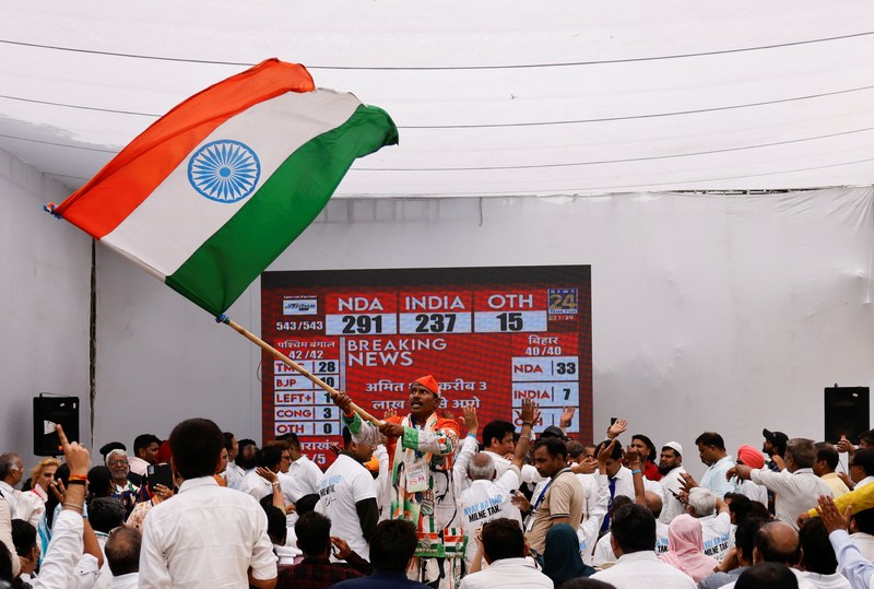 Pendukung Partai Bharatiya Janata (BJP) menari di kantor partai saat penghitungan suara pemilu nasional India, di Guwahati, India, Selasa, 4 Juni 2024. Partai nasionalis Hindu pimpinan Perdana Menteri Narendra Modi menunjukkan keunggulan yang bagus pada hari Selasa, menurut angka awal yang dilaporkan oleh Komisi Pemilihan Umum India, namun menghadapi tantangan yang lebih kuat dari pihak oposisi daripada yang diperkirakan. (AP Photo/Anupam Nath)