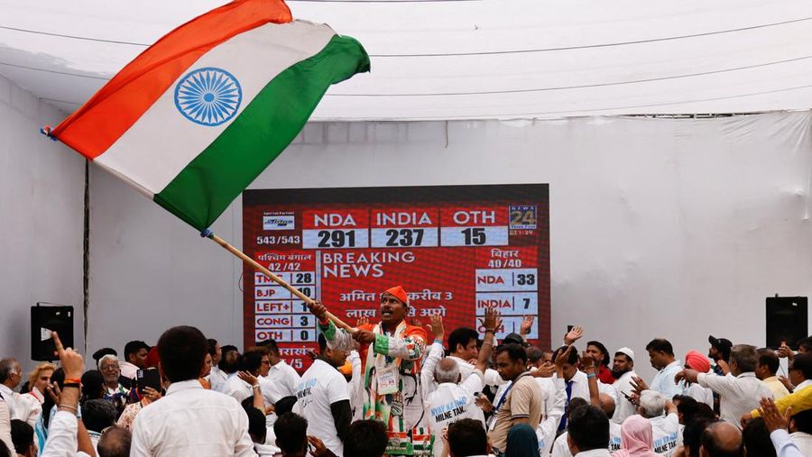 Reaksi pendukung Kongres Nasional India (INC) terhadap hasil awal pemilihan umum di markas besar partai, di New Delhi, India, 4 Juni 2024. (REUTERS/Anushree Fadnavis)