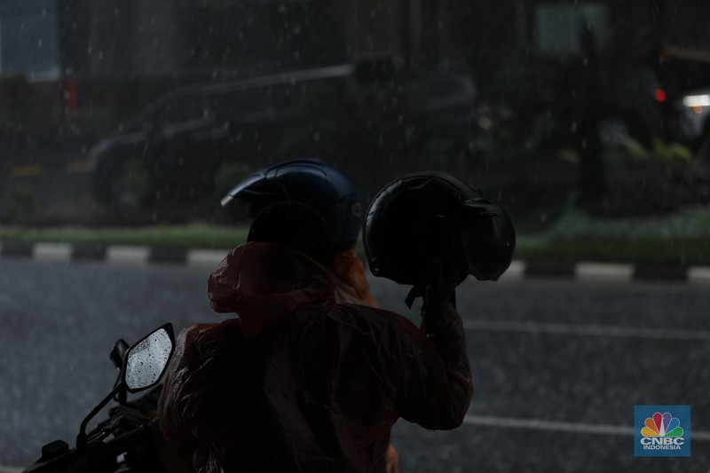 Sejumlah pengendara berteduh saat hujan deras dan angin kencang di kawasan Sudirman, Jakarta, Selasa (4/6/2024). Sejumlah pengendara berteduh saat hujan deras dan angin kencang di kawasan Sudirman, Jakarta, Selasa (4/6/2024). (CNBC Indonesia/Tri Susilo)