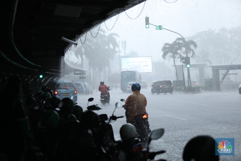 Sejumlah pengendara berteduh saat hujan deras dan angin kencang di kawasan Sudirman, Jakarta, Selasa (4/6/2024). Sejumlah pengendara berteduh saat hujan deras dan angin kencang di kawasan Sudirman, Jakarta, Selasa (4/6/2024). (CNBC Indonesia/Tri Susilo)