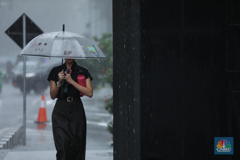 Sejumlah pengendara berteduh saat hujan deras dan angin kencang di kawasan Sudirman, Jakarta, Selasa (4/6/2024). Sejumlah pengendara berteduh saat hujan deras dan angin kencang di kawasan Sudirman, Jakarta, Selasa (4/6/2024). (CNBC Indonesia/Tri Susilo)