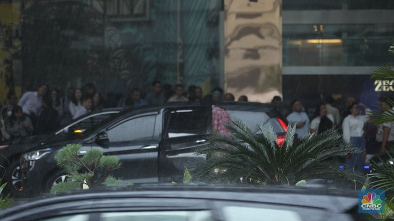 Sejumlah pengendara berteduh saat hujan deras dan angin kencang di kawasan Sudirman, Jakarta, Selasa (4/6/2024). Sejumlah pengendara berteduh saat hujan deras dan angin kencang di kawasan Sudirman, Jakarta, Selasa (4/6/2024). (CNBC Indonesia/Tri Susilo)