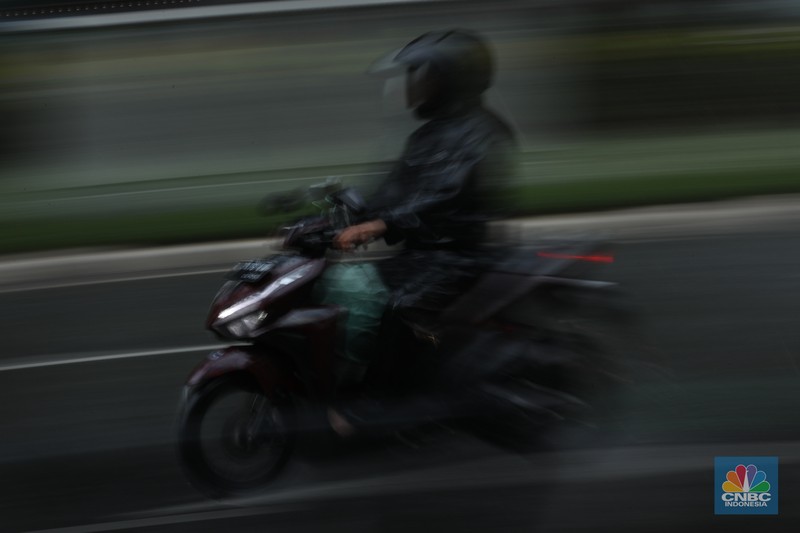 Sejumlah pengendara berteduh saat hujan deras dan angin kencang di kawasan Sudirman, Jakarta, Selasa (4/6/2024). Sejumlah pengendara berteduh saat hujan deras dan angin kencang di kawasan Sudirman, Jakarta, Selasa (4/6/2024). (CNBC Indonesia/Tri Susilo)