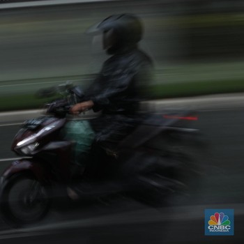 Basah Lepek! Angin Kencang Hujan Bulan Juni Terjang Jakarta