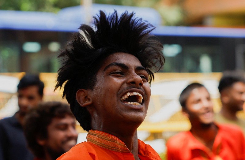 Pendukung Partai Bharatiya Janata (BJP) menari di kantor partai saat penghitungan suara pemilu nasional India, di Guwahati, India, Selasa, 4 Juni 2024. Partai nasionalis Hindu pimpinan Perdana Menteri Narendra Modi menunjukkan keunggulan yang bagus pada hari Selasa, menurut angka awal yang dilaporkan oleh Komisi Pemilihan Umum India, namun menghadapi tantangan yang lebih kuat dari pihak oposisi daripada yang diperkirakan. (AP Photo/Anupam Nath)