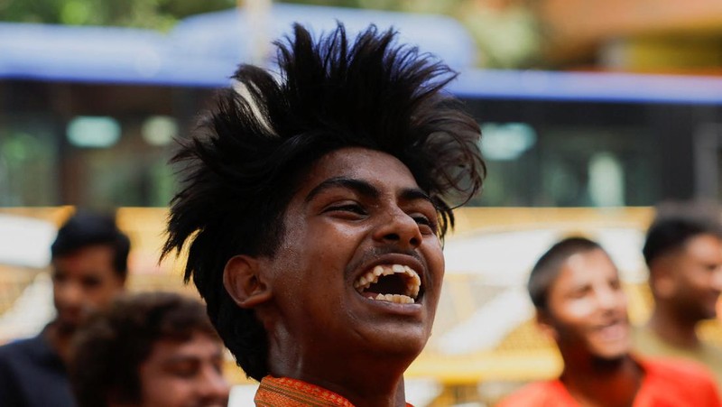 Pendukung Partai Bharatiya Janata (BJP) menari di kantor partai saat penghitungan suara pemilu nasional India, di Guwahati, India, Selasa, 4 Juni 2024. Partai nasionalis Hindu pimpinan Perdana Menteri Narendra Modi menunjukkan keunggulan yang bagus pada hari Selasa, menurut angka awal yang dilaporkan oleh Komisi Pemilihan Umum India, namun menghadapi tantangan yang lebih kuat dari pihak oposisi daripada yang diperkirakan. (AP Photo/Anupam Nath)