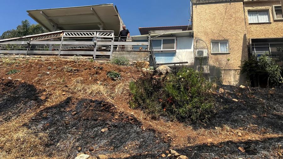 Puing-puing terletak di taman sebuah rumah yang terkena serangan roket dari Lebanon, di tengah permusuhan lintas batas yang sedang berlangsung antara Hizbullah dan pasukan Israel, di Kiryat Shmona, Israel utara, 4 Juni 2024. (REUTERS/Ammar Awad)