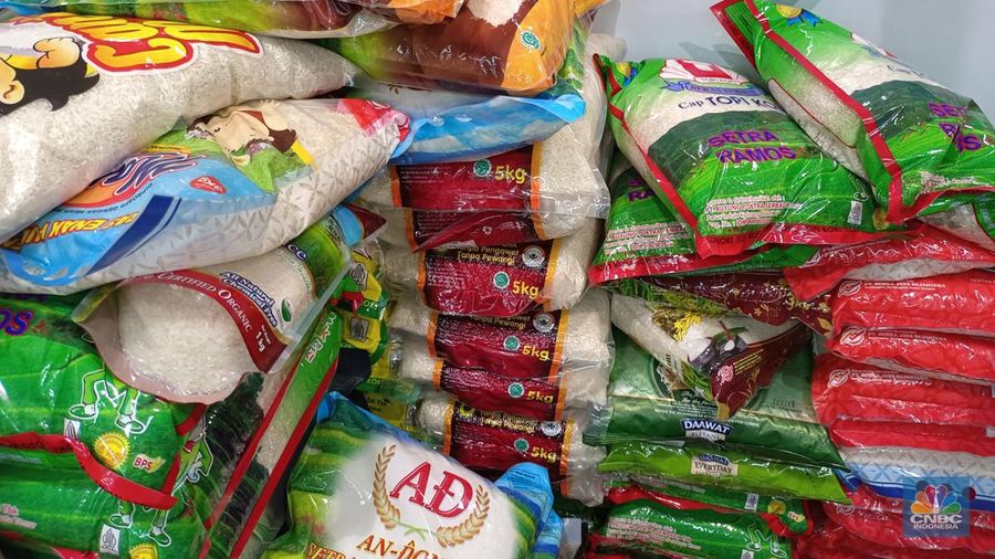 Stok beras di gerai ritel modern daerah DKI Jakarta berlimbah dan dijual sesuai HET beras yang ditetapkan pemerintah, Selasa (4/6/2024). (CNBC Indonesia/Martyasari Rizki)