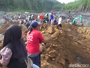 Tebing 60 Meter Longsor Timbun 2 Truk dan 4 Penambang Pasir di Lumajang