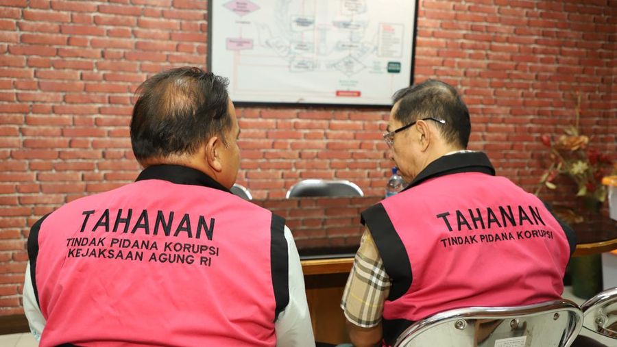Tersangka Kasus Korupsi TImah Tamron alias Aon (TN) dan Achmad Albani (AA). (Dok. Kejagung)