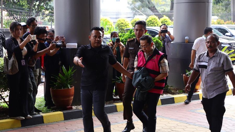 Tersangka Kasus Korupsi TImah Tamron alias Aon (TN) dan Achmad Albani (AA). (Dok. Kejagung)