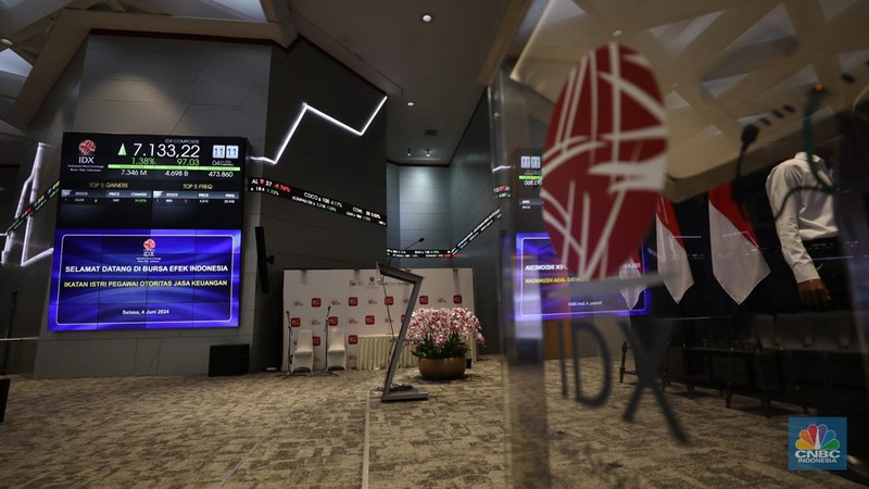 Layar digital pergerakan Indeks Harga Saham Gabungan (IHSG) terpantau hijau pada perdagangan sesi I Selasa (4/6/2024). (վ/Tri Susilo)