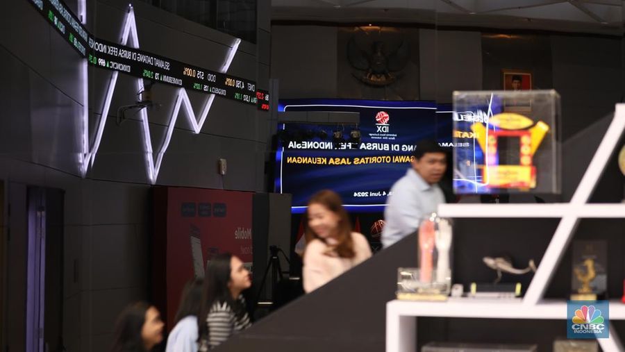 Layar digital pergerakan Indeks Harga Saham Gabungan (IHSG) terpantau hijau pada perdagangan sesi I Selasa (4/6/2024). (CNBC Indonesia/Tri Susilo)
