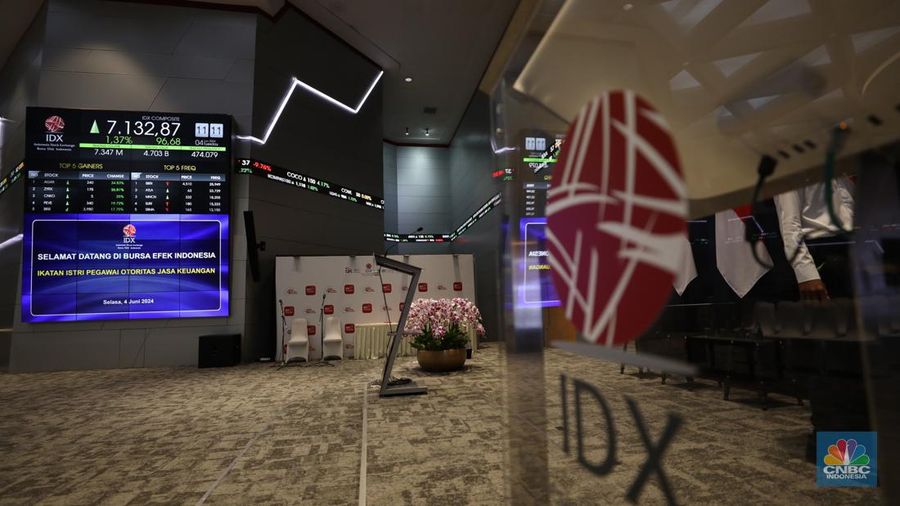 Layar digital pergerakan Indeks Harga Saham Gabungan (IHSG) terpantau hijau pada perdagangan sesi I Selasa (4/6/2024). (վ/Tri Susilo)