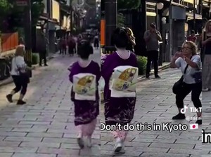 Aduh, Duh... Sudah Dilarang, Turis Ini Kejar Geisha di Kyoto Ala Paparazi