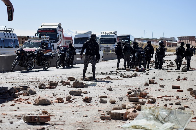 Pengemudi truk memblokir jalan raya menuju Desaguadero saat pengemudi melakukan pemogokan selama 48 jam sebagai protes atas kekurangan bahan bakar dan kurangnya dolar AS, di Laja, dekat El Alto, Bolivia 3 Juni 2024. (REUTERS/Claudia Morales)