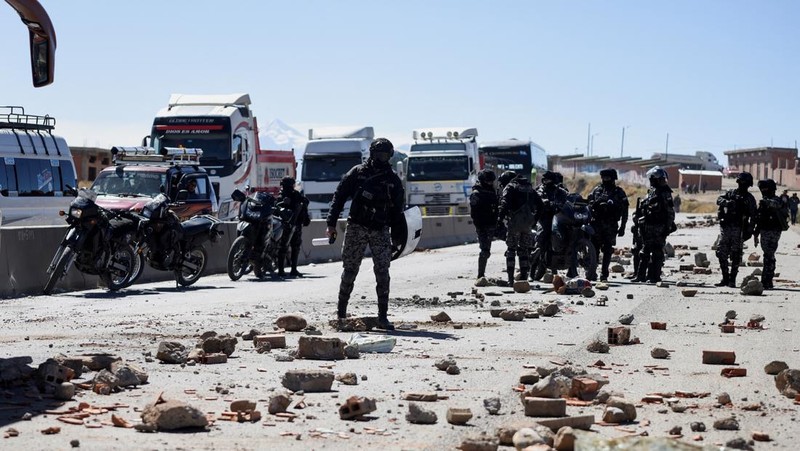 Pengemudi truk memblokir jalan raya menuju Desaguadero saat pengemudi melakukan pemogokan selama 48 jam sebagai protes atas kekurangan bahan bakar dan kurangnya dolar AS, di Laja, dekat El Alto, Bolivia 3 Juni 2024. (REUTERS/Claudia Morales)