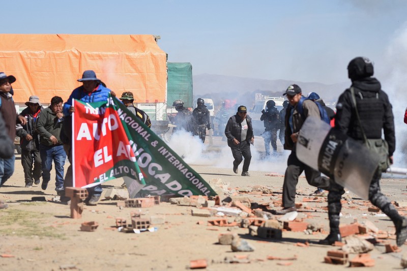Pengemudi truk memblokir jalan raya menuju Desaguadero saat pengemudi melakukan pemogokan selama 48 jam sebagai protes atas kekurangan bahan bakar dan kurangnya dolar AS, di Laja, dekat El Alto, Bolivia 3 Juni 2024. Pengemudi truk memblokir jalan raya menuju Desaguadero saat pengemudi melakukan pemogokan selama 48 jam sebagai protes atas kekurangan bahan bakar dan kurangnya dolar AS, di Laja, dekat El Alto, Bolivia 3 Juni 2024. (REUTERS/Claudia Morales)